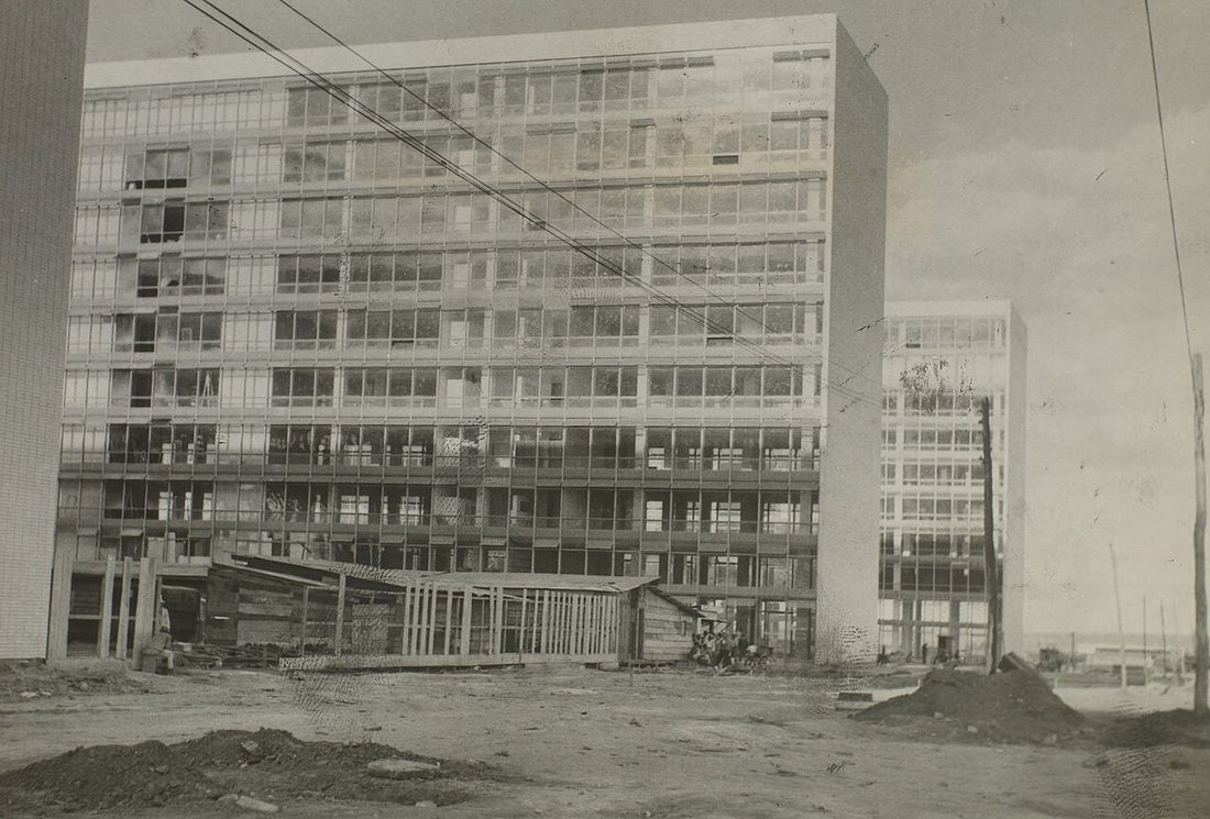 Construção dos prédios ministeriais em Brasília, em foto histórica